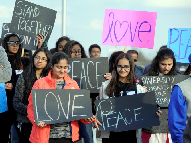 indiantechiemurder:hundredsgatherforpeacetocelebratekansasvictim’slifeinus